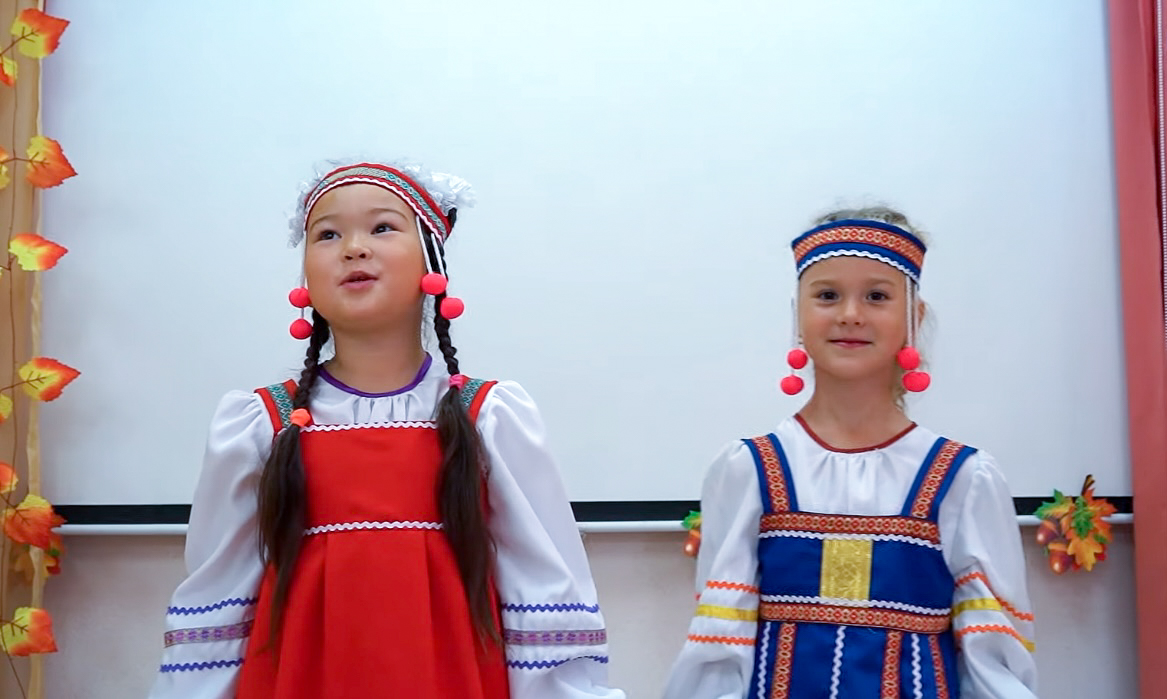 Образовательная Экспедиция СОТ на Сахалин: выступление воспитанниц детского сада №3 «Ромашка»