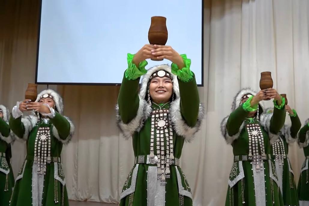 Образовательная экспедиция СОТ в Якутию: выступление в национальных костюмах